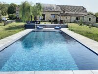 Grande Piscine chauffée du Domaine d'Orion, avec sa belle terrasse bois, une magnifique propriété de 18ha en Périgord Noir, proche de Sarlat, Rocamadour et Lascaux, Gîte jusqu'à 20 personnes, location à la semaine toute l'année