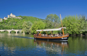 Réservez le Domaine d'Orion pour vos vacances, location modulable de 8 à 20 personnes, proche Sarlat.