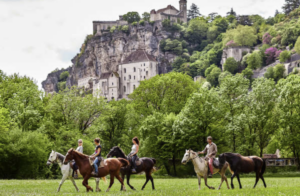 Réservez le Domaine d'Orion pour vos vacances, location modulable de 8 à 20 personnes, proche Sarlat.