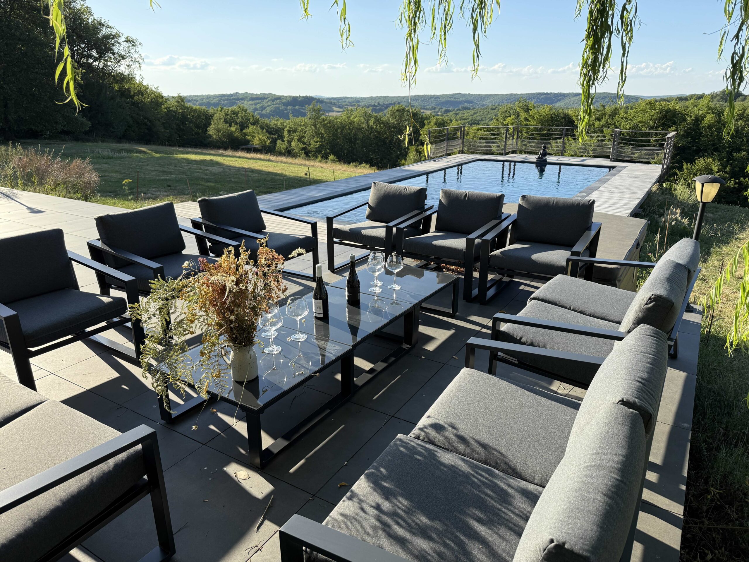 Un tout nouveau salon de jardin en aluminium au Domaine d'Orion en Dordogne, la terrasse est prête pour les vacances.